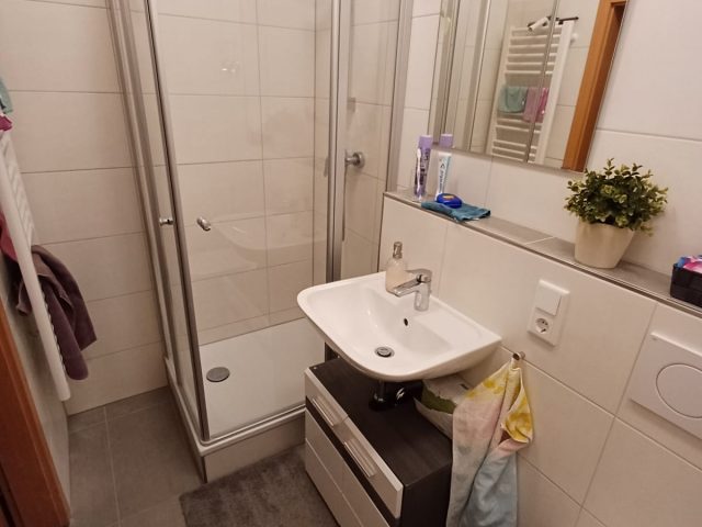 Bad WG für Studentinnen: Bad mit Dusche, Waschbecken, WC