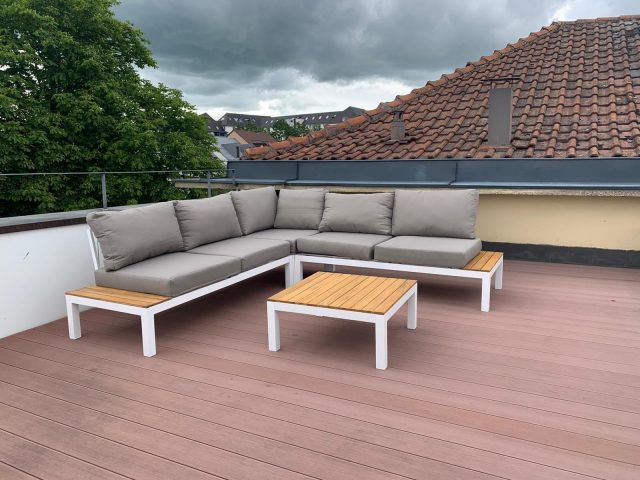 Dachterrasse WG für Studentinnen: Gemeinschaftsbereich Dachterrasse mit Lounge-Möbeln