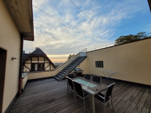 Dachterrasse WG für Studentinnen: Gemeinschaftsbereich Dachterrasse mit Tisch