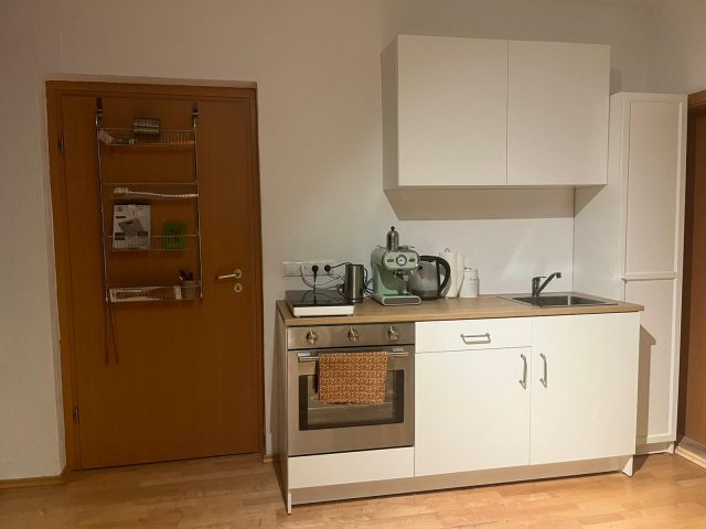 Studentinnen WG Küchenzeile mit Backofen, Kochplatte und Kaffeemaschine