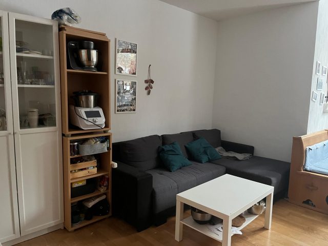 Studentinnen WG Wohnsimmer mit Sofa